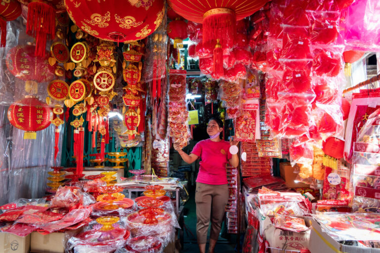 Das Bild zeigt eine Frau in einem Geschäft in Chinatown in Bangkok.