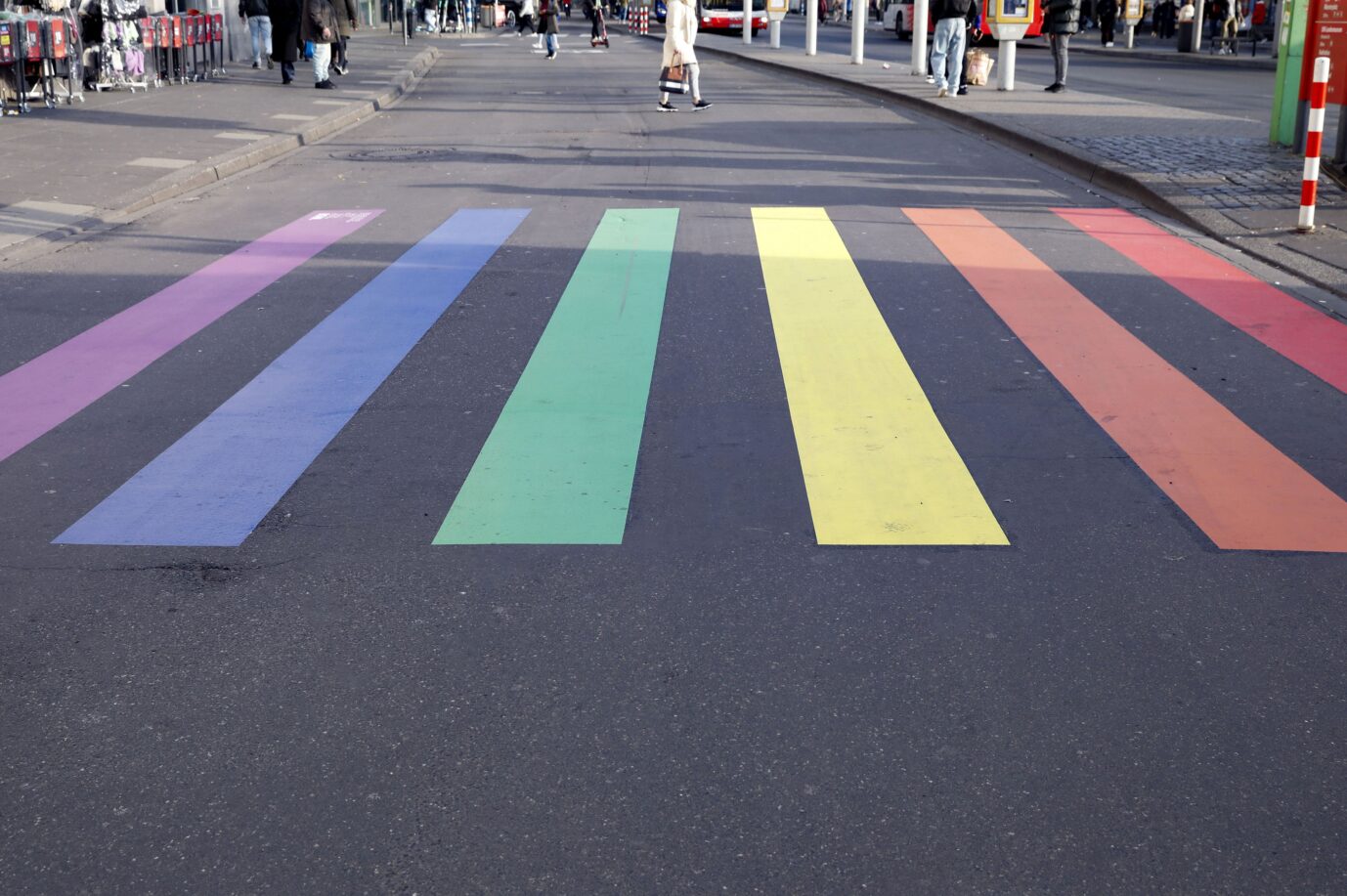 Für Transmann und Transfrau: Ein Zebrastreifen in Bonn trägt neuerdings die Regenbogenfarben der Queer-Bewegung.