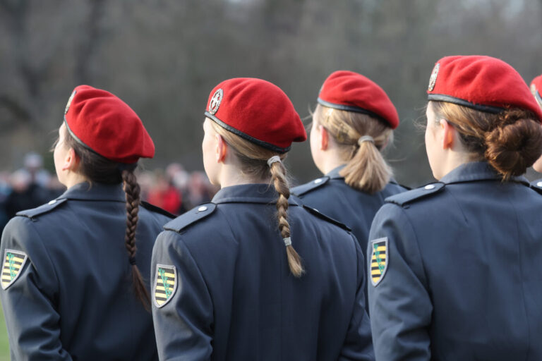 Rekrutinnen des Panzerpionierbataillons 701 aus Gera beim Ablegen des feierlichen Gelöbnisses: Die Bundeswehr will für Frauen attraktiver werden, notfalls mit Quote