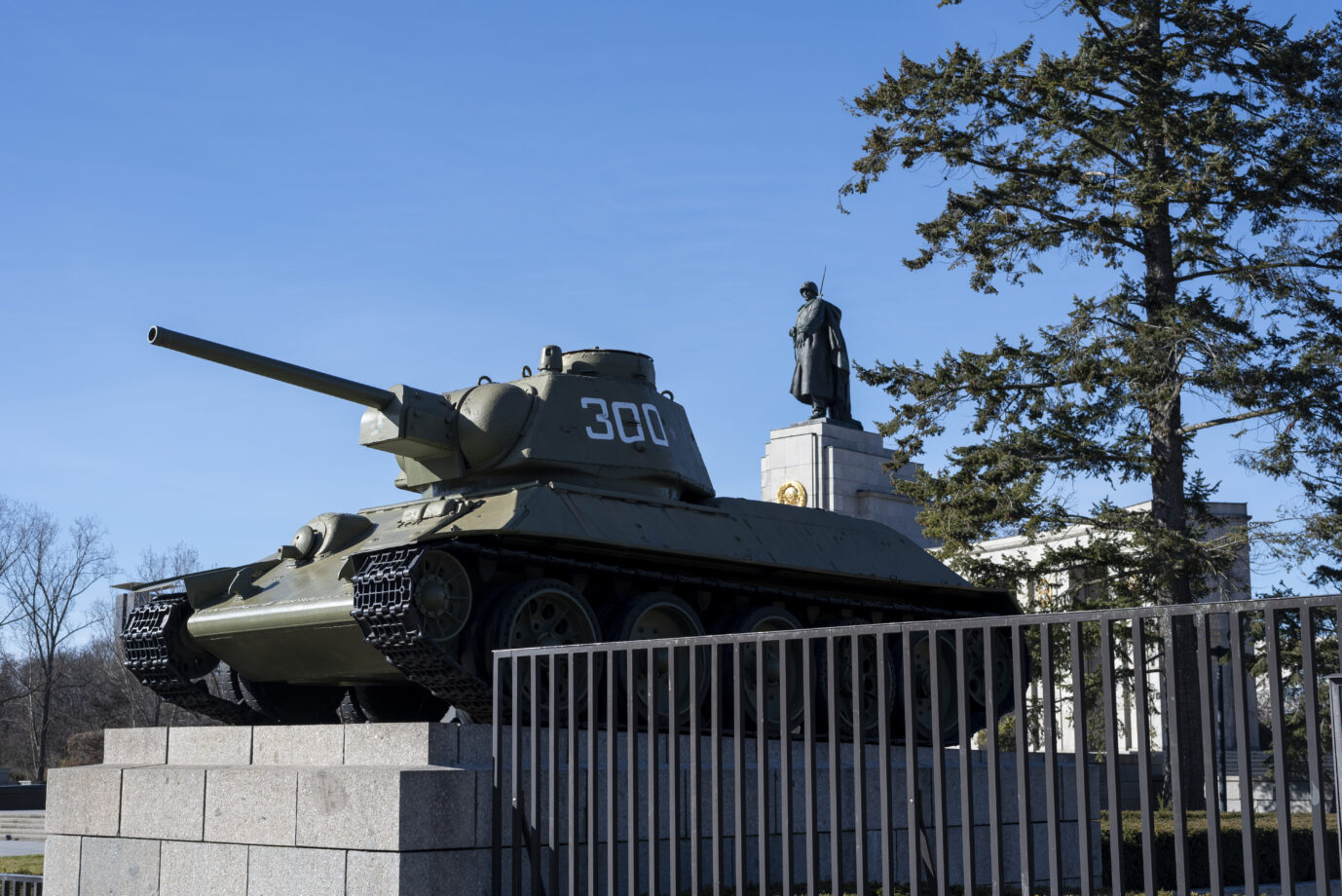 Ein Panzer steht am Sowjetischen Ehrenmal am Berliner Tiergarten. Das Ehrenmal wurde am 11. November 1945 mit einer Parade alliierter Truppen eingeweiht. Es erinnert an die rund 80000 Rotarmisten, die in der Schlacht um Berlin ums Leben kamen.
