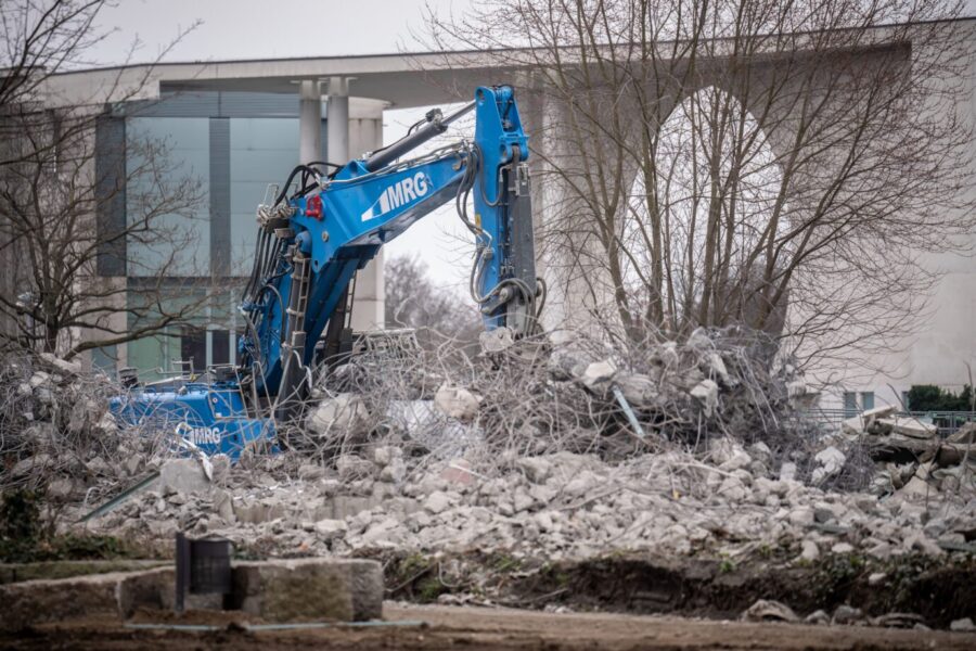 Die Regierung baut. Hier bereiten Bagger den Neubau des Kanzleramtes vor. Foto: picture alliance/dpa | Michael Kappeler