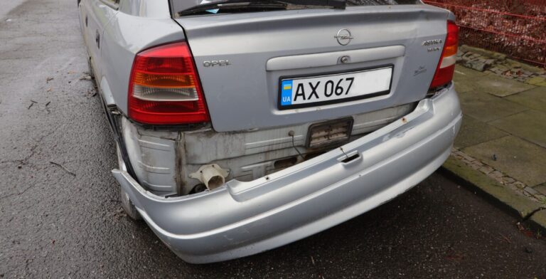 Bald stillgelegt? Ein ukrainisches Auto nach einem Unfall in Nordrhein-Westfalen. Foto: picture alliance / D. Kerlekin/Snowfield Photograph | D. Kerlekin
