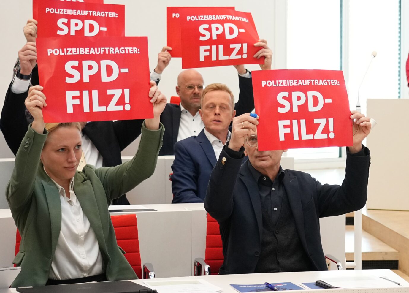 Umfrage-Hoch: AfD-Abgeordnete halten am 22. März im Brandenburger Landtag Protestplakate gegen die Vereidigung der Polizei-Beauftragten hoch.