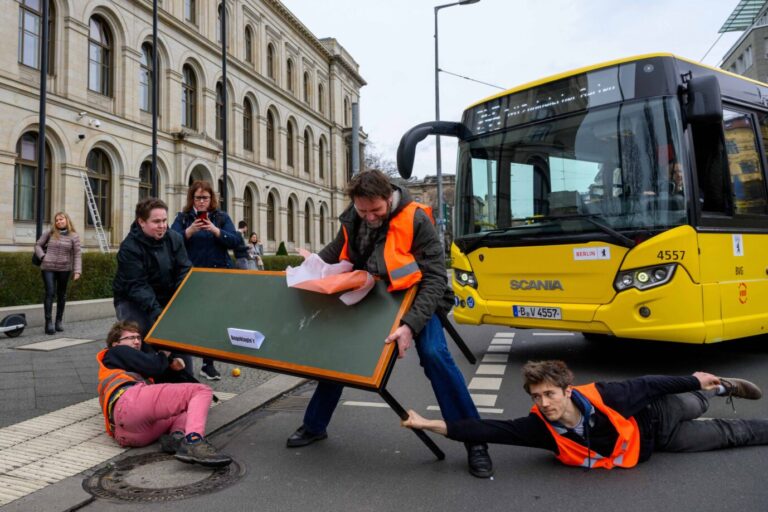 Klima-Kleber der „Letzte Generation“ sorgen für Chaos auf Berliner Straßen