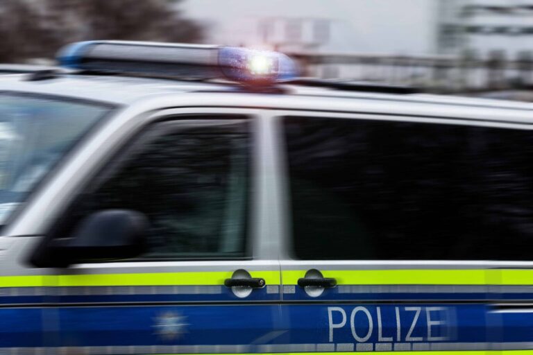 Da zwei Männern Anschlagspläne mit islamistischer Motivation und Sprengstoffen vorgeworfen werden, hat ie Polizei in Hamburg und Kempten Razzien und Festnahmen durchführen lassen