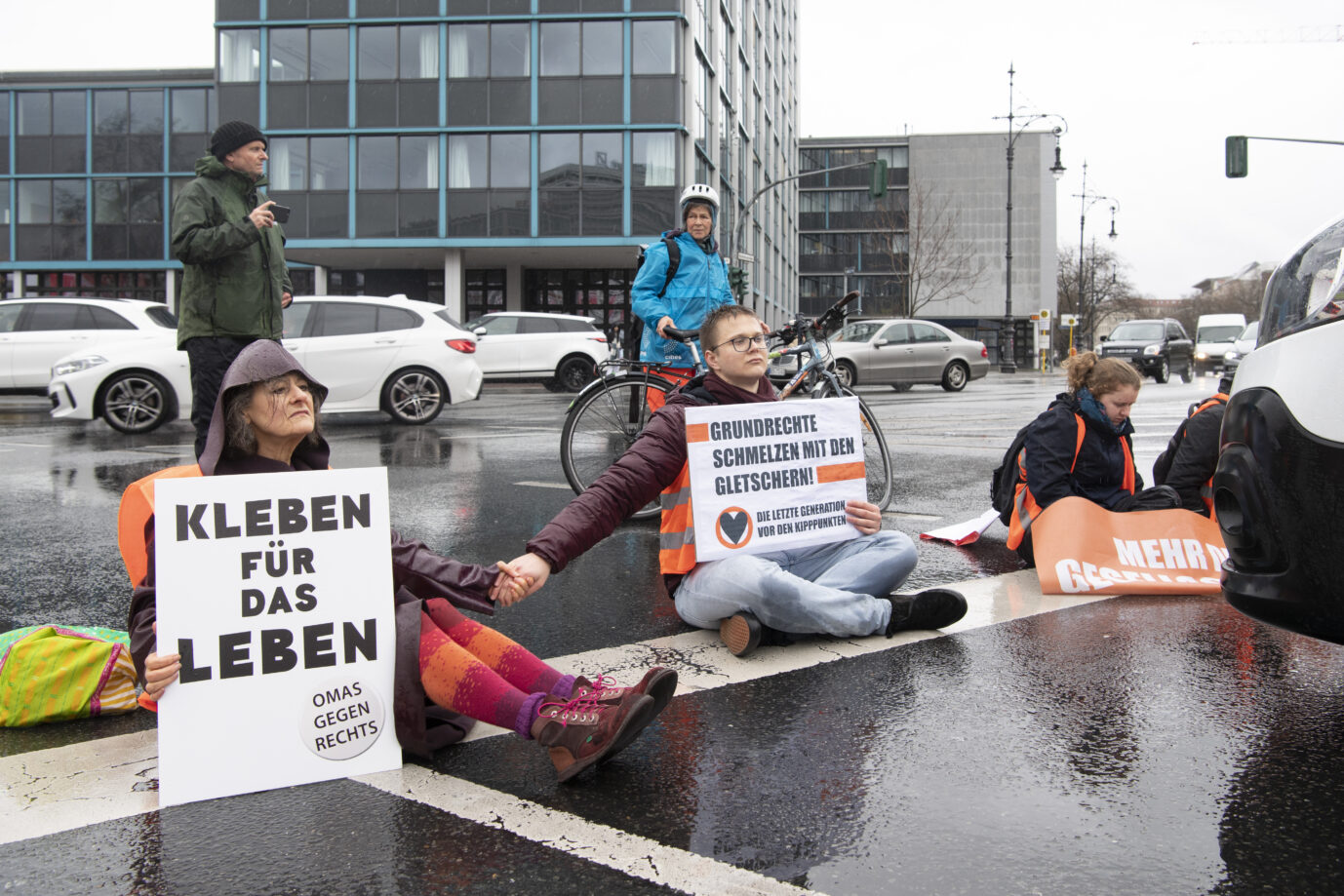 Die "Letzte Generation" blockiert immer wieder Straßen in Berlin und ruft jetzt zu neuen Aktionen auf.