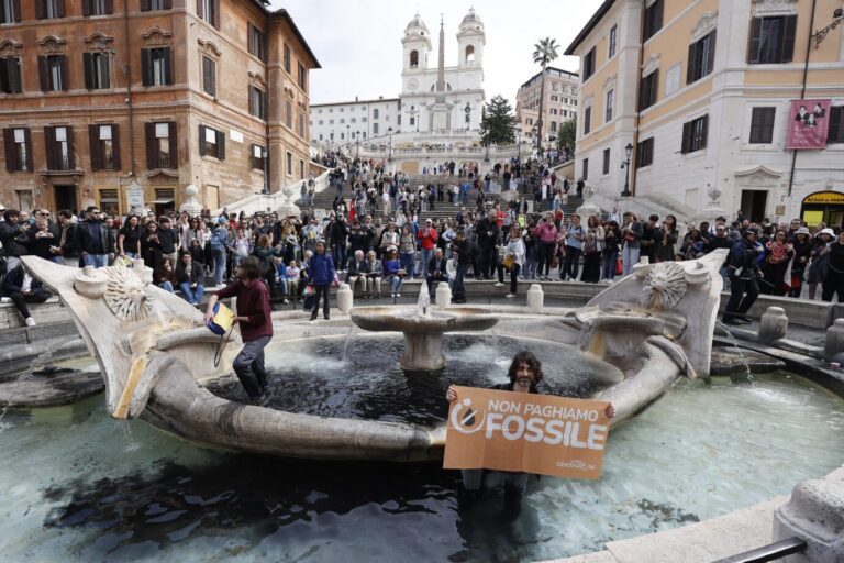 Schwarze Flüssigkeit ausgeschüttet: Der Anschlag auf den Bernini-Brunnen in Rom am 1. April gab den Anstoß für das neue Gesetz gegen Sachbeschädigungen in Italien.