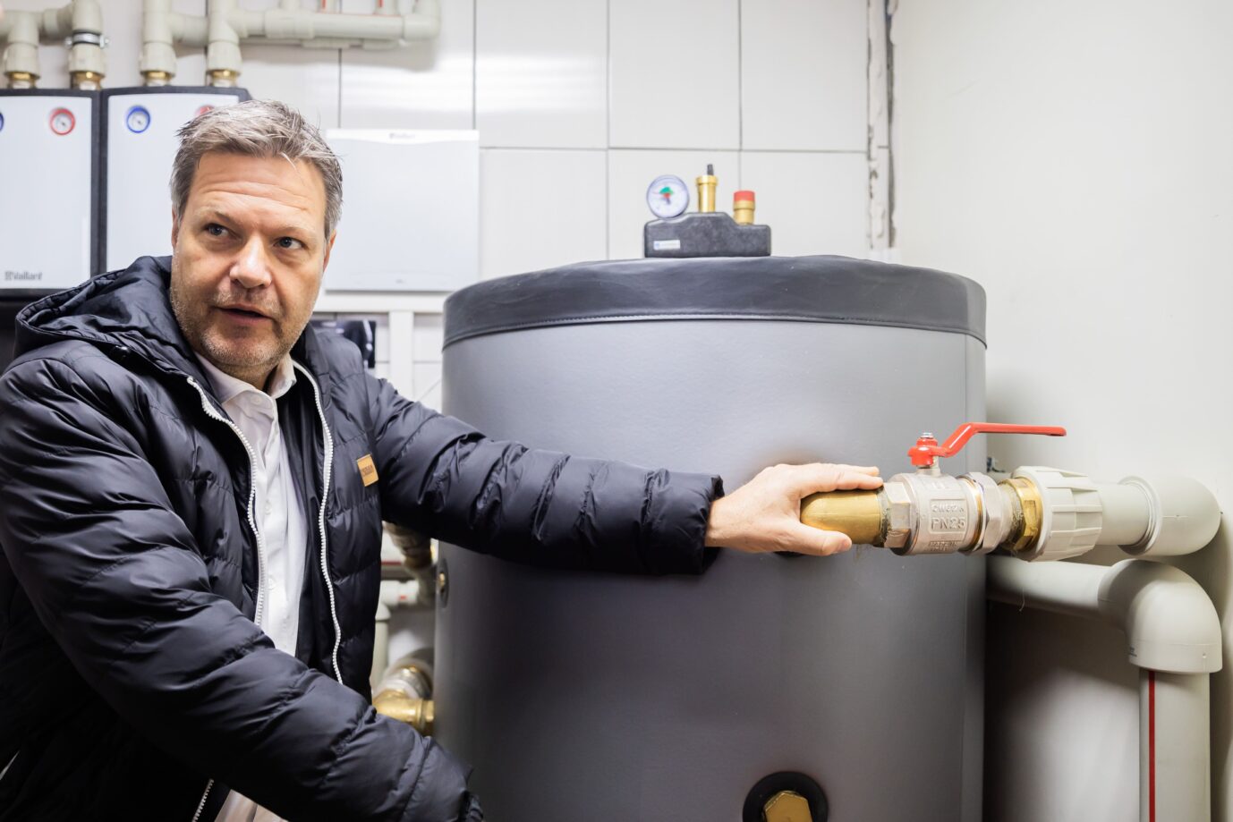 Bundeswirtschaftsminister Robert Habeck (Grüne) will Gas- und Ölheizungen verbieten. Doch für Wärmepumpen fehlt der Strom.