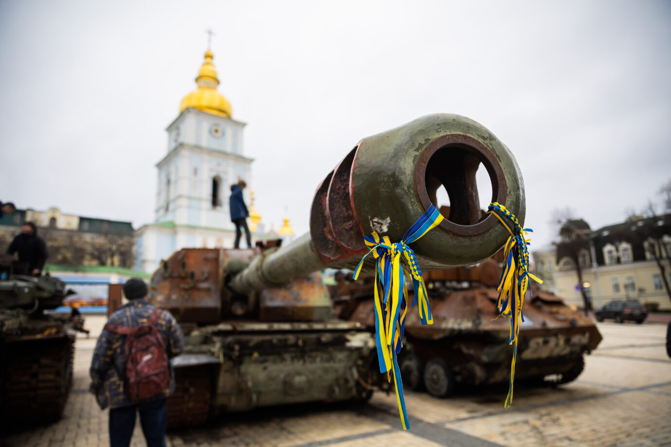 Zerstörte russische Panzer stehen auf einem Platz in der Kiewer Innenstadt. Ein Utnernehmer berichtet