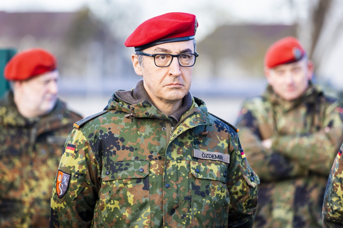 Cem Özdemir in Bundeswehr-Verkleidung.
