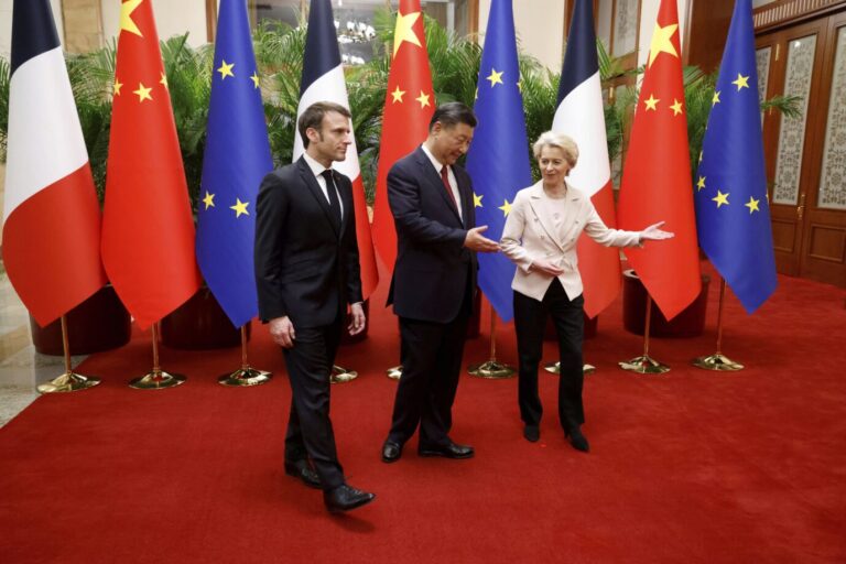 EU-Kommissionspräsidentin Ursula von der Leyen und Frankreichs Präsident Emmanuel Macron (l.) gaben in Peking keine gute Figur ab.