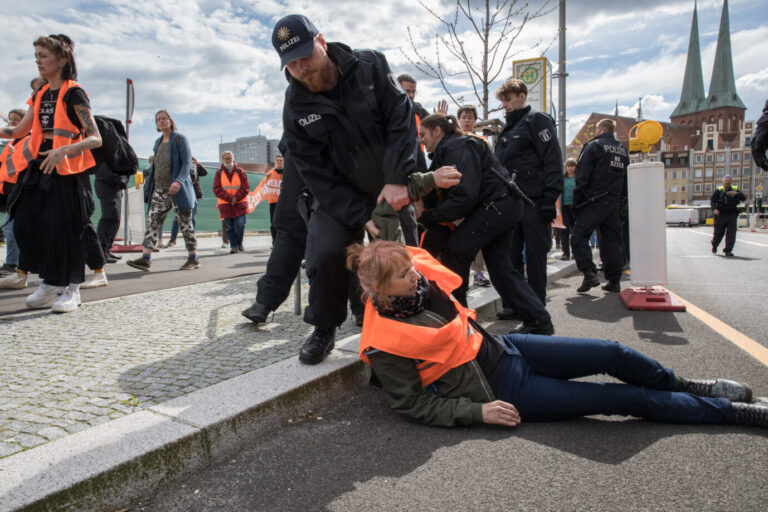Polizisten räumen Blockaden der "Letzte Generation" in Berlin.