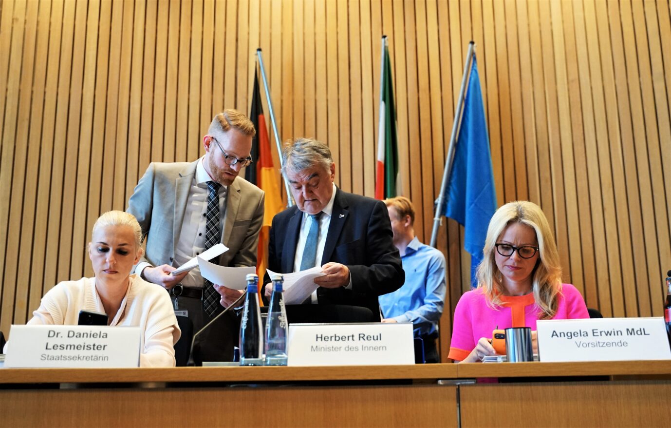 Innenminister Herbert Reul (CDU) (m.) schaut in Unterlagen während der Innenausschußsitzung des Düsseldorfer Landtages.