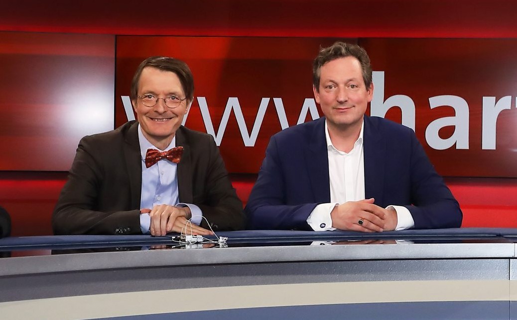 Bundesgesundheitsminister Karl Lauterbach (SPD) und ARD-Journalist Eckart von Hirschhausen 2017 bei der ARD-Talkshow "Hart aber fair".