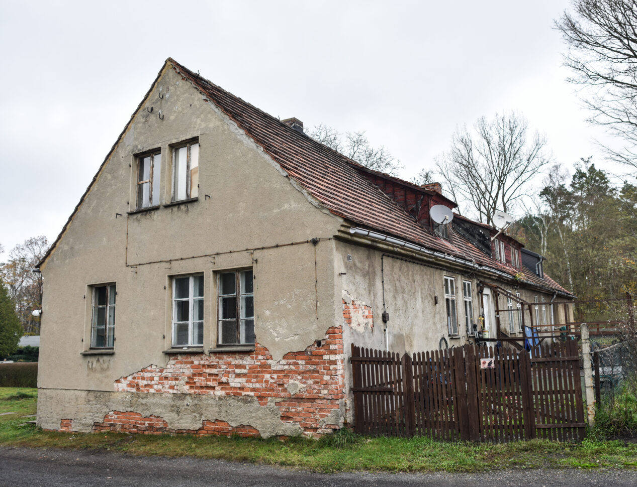 Ein baufälliges Haus in Brandenburg: In Deutschland grassiert die Wohnungsnot, zur Not sollen es Bruchbuden tun