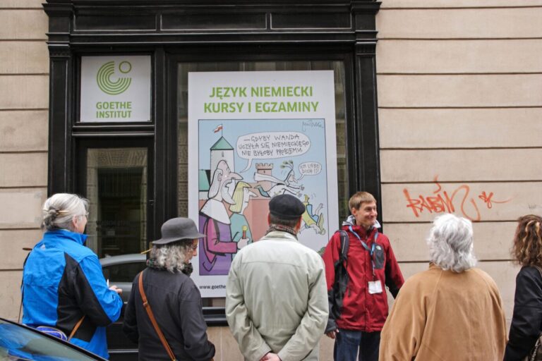Passanten tummeln sich vor dem Goethe-Institut im polnischen Krakau – immer mehr Menschen bekennen sich in dem Land zur deutschen Sprache Foto: picture alliance / zb | Rainer Oettel