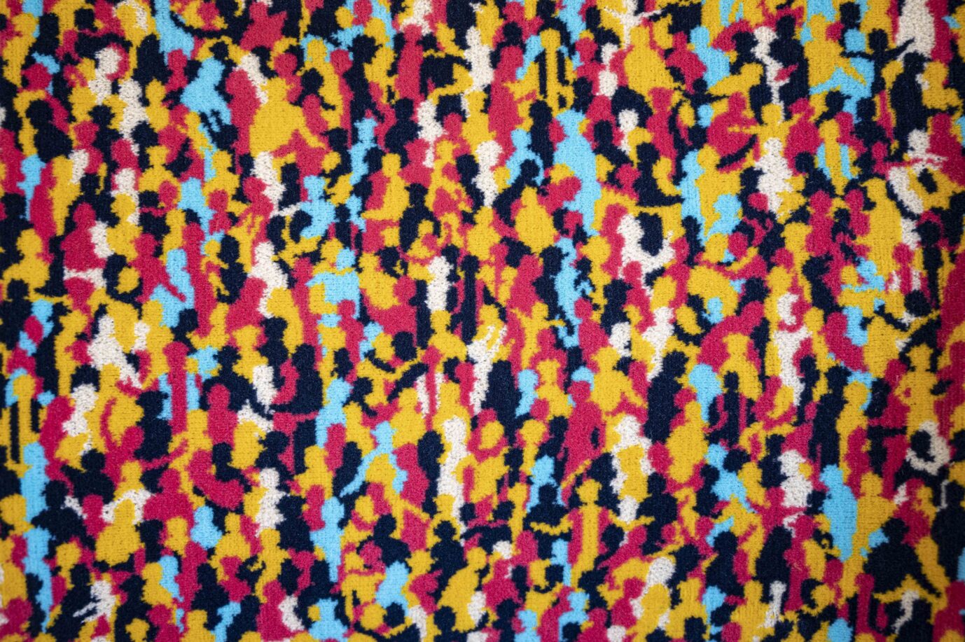 Ideologien sind so echt, daß man sich sogar auf sie setzen kann: Das „Muster der Vielfalt“ auf den Sitzen der BVG-Bahnen Foto: picture alliance/dpa | Fabian Sommer