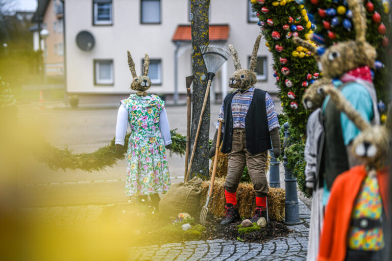 Wenn es um den Osterschmuck geht, veranstalten viele Familien einen jährlichen Eiertanz Foto: picture alliance / Ostalb Network | © onw-images / Marius Bulling