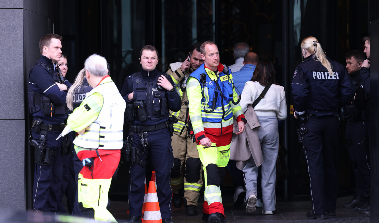 Polizisten und Rettungskräfte stehen am Eingang des Düsseldorfer Hotels, in dem Clan-Mitglieder aneinander geraten waren.