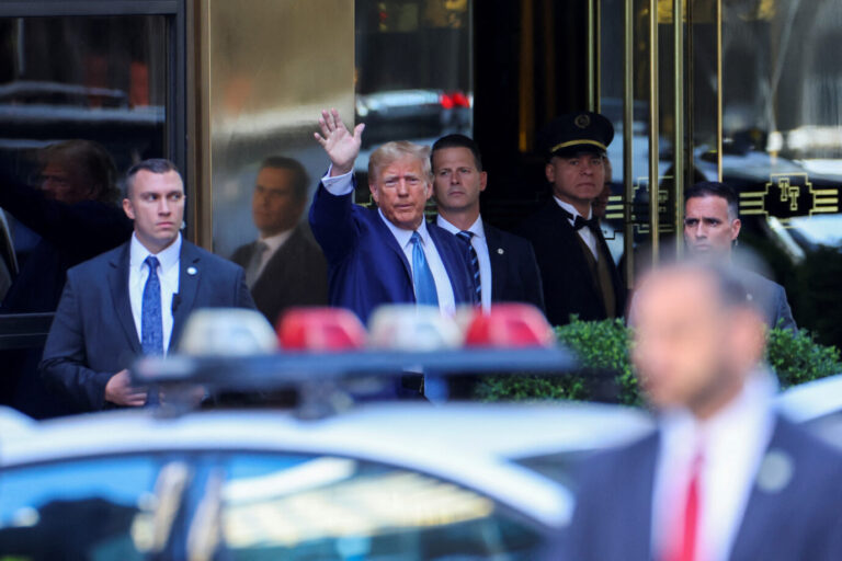 In New York, wo er angeklagt wurde, winkt der ex-Präsident Trump mit dem riesigen Ego seinen Anhängern zu Foto: picture alliance / REUTERS | Mike Segar