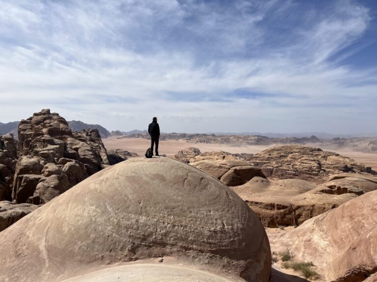 Blick über die Wüste in Wadi Rum in Jordanien
