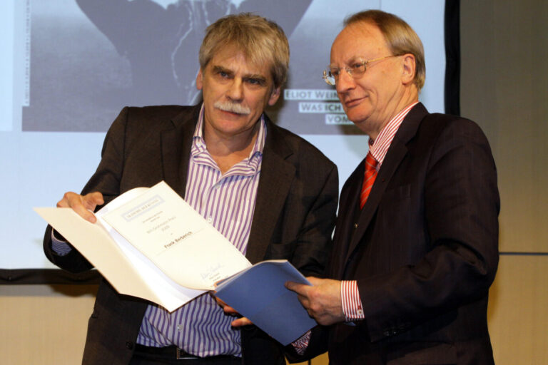 Frank Berberich (l.) erhält 2010 von dem damaligen Präsidenten der Berliner Akademie der Künste, Klaus Staeck, den Will-Grohmann Preis: Der Herausgeber von „Lettre International“ macht „elementare Überlebensinteressenseiner Zeitschrift geltend, es geht um staatliche Gelder