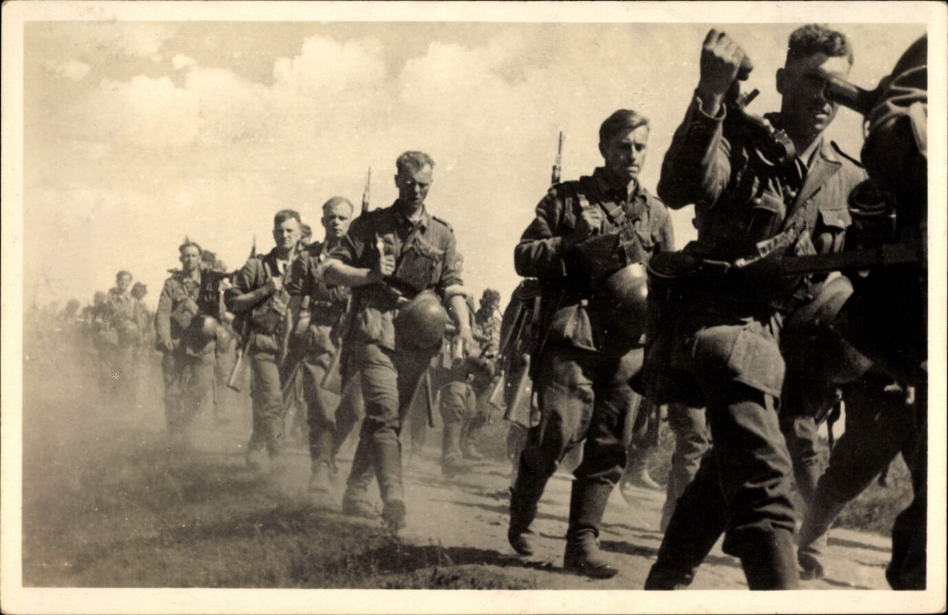 Wehrmachtssoldaten marschieren an die Ostfront: Kursk schien geeignet für einen Angriff.