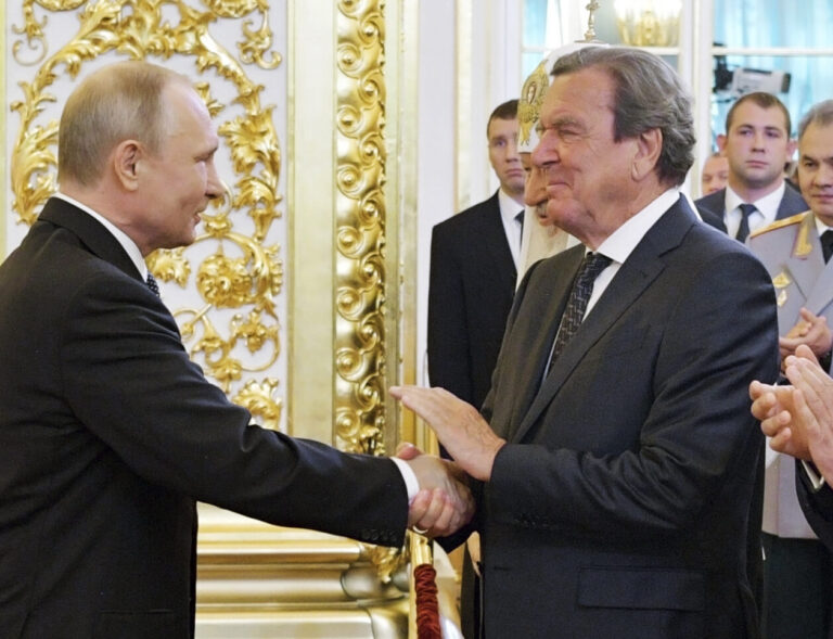Rußlands Präsident Wladimir Putin reicht Altkanzler Gerhard Schröder die Hand: Einige Sozialdemokraten nahmen damals Abhängigkeiten für eigene Vorteile in Kauf