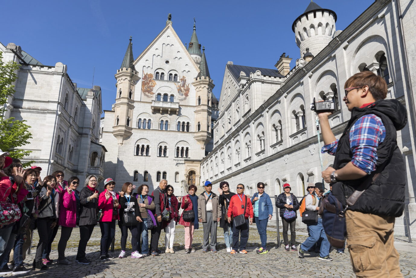 Chinesen reisen gern nach Deutschland: Touristen vor Schloß Neuschwanstein (Archivbild).