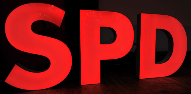 Logo der SPD, der Partei, die der Bundestagsabgeordnete und ehemalige Vorsitzende der Landesgruppe Sachsen in der sozialdemokratischen Bundestagsfraktion 2019 verließ und seitdem kritisiert.