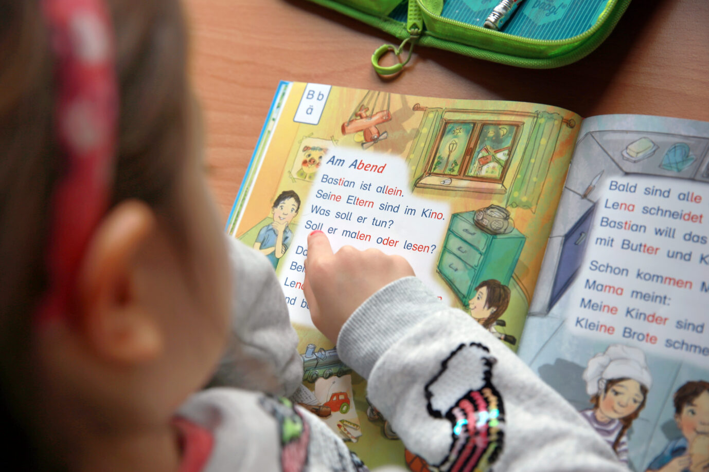 Ein Mädchen lernt lesen (Symbolbild): Deutsche Viertklässler bleiben im internationalen Vergleich zurück