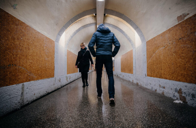 Ein Mann lauert einer Frau in einem U-Bahn-Tunnel auf (Symbolbild): Immer öfter kommt es mittlerweile auch zu sexuellen Übergriffen mit mehr als einem Täter, die Zahl der Gruppenvergewaltigungen steigt