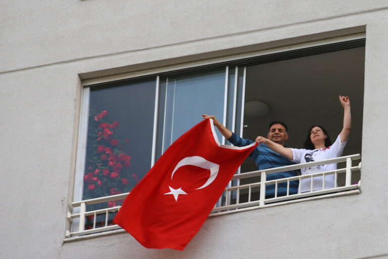 Zwei Türken zeigen stolz die Flagge ihres Landes (Symbolbild): Präsident Erdoğan kann aus Zuspruch aus Deutschland hoffen