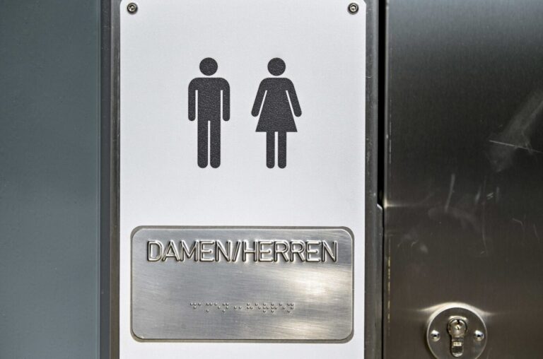 Hamburg streitet darüber: Eine Unisex-Toilette am Straßenrand der Reeperbahn