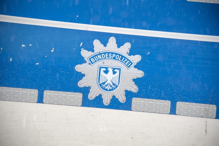 Das Wappen der Bundespolizei auf einem Dienstfahrzeug. In Berlin kann die Polizei drei Syrer festnehmen