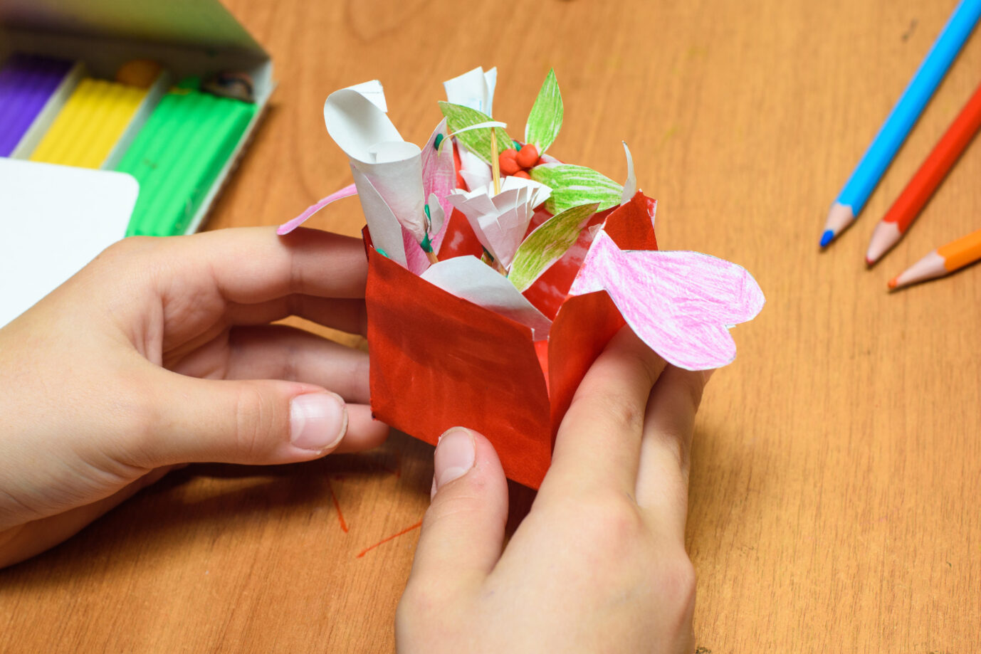 Selbstgebasteltes Muttertagsgeschenk eines Kindergartenkindes (Symbolbild): Eine hessische Kita ist das nicht divers genug