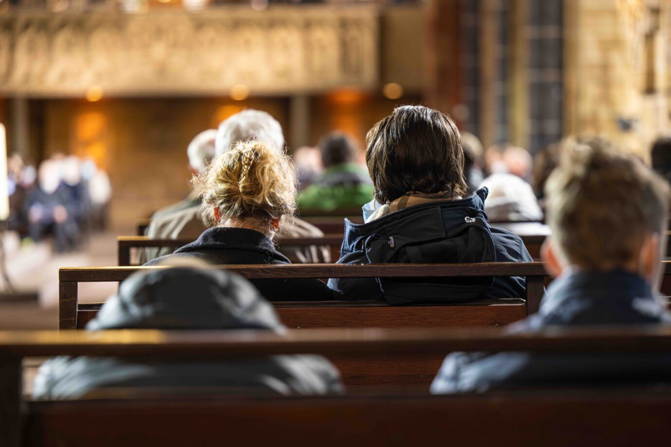 Besucher sitzen während des Gottesdienstes im Bremer St. Petri Dom. Laut einer Umfrage erwarten viele Menschen mehr Seelsorge als bisher von den Kirchen.