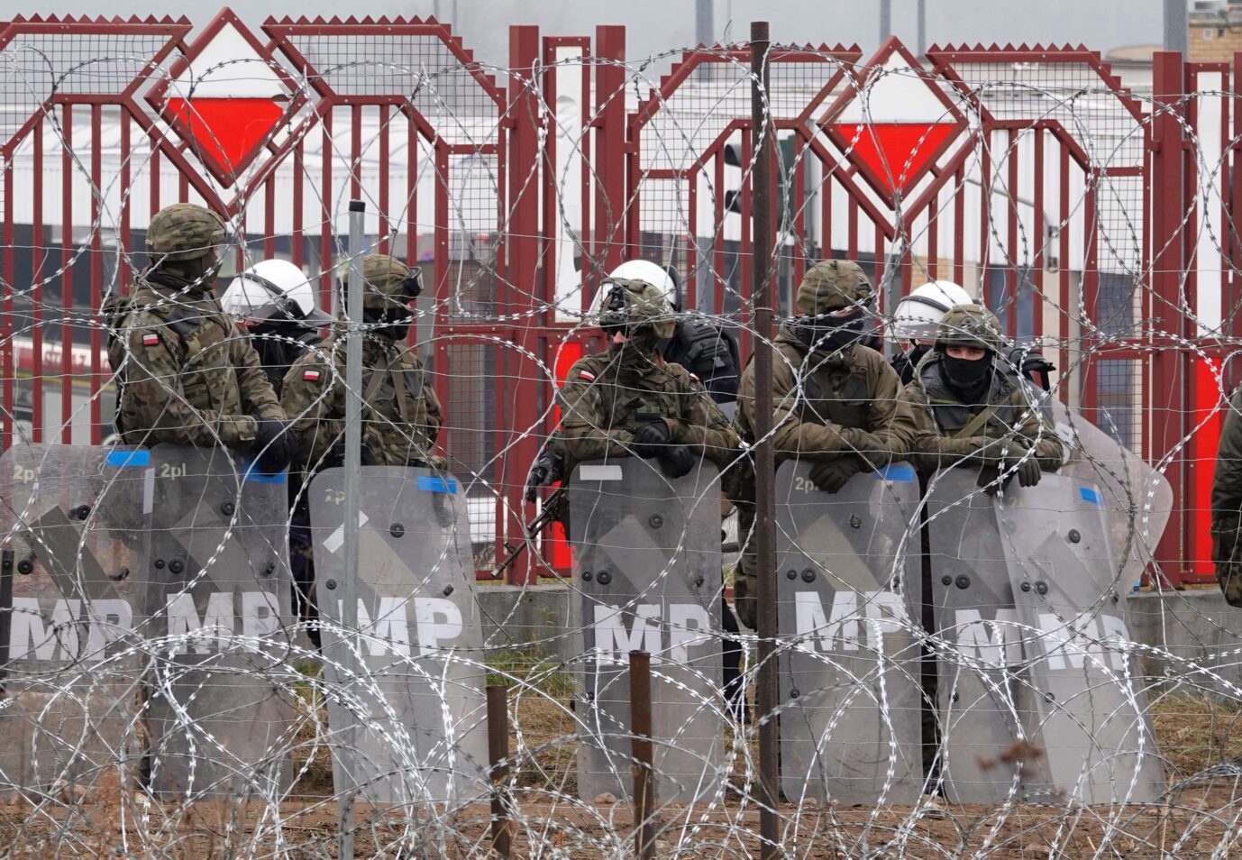 Polnische Sicherheitskräfte stehen am Grenzübergang zu Weißrußland. Im polnischen Kuznica, das an den weißrussischen Ort Brusgi angrenzt.