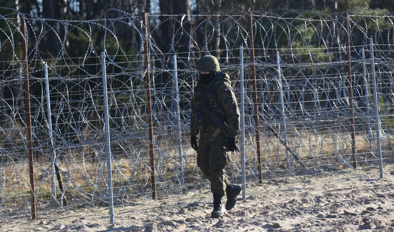 Polen: Ein polnischer Soldat patrouilliert an der Grenzbefestigung, die das Land in Richtung Weißrußland errichtet hat
