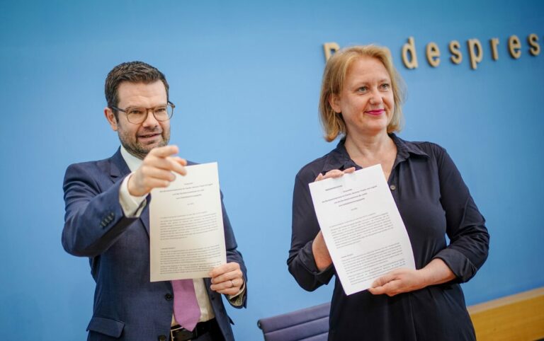 Lisa Paus (Bündnis 90/Die Grünen), Bundesfamilienministerin, und Marco Buschmann (FDP), Bundesminister der Justiz, stellen in der Bundespressekonferenz das Eckpunktepapier zum Selbstbestimmungsgesetz vor. Das Gesetz soll das seit langem umstrittene Transsexuellen-Gesetz von 1980 ablösen. Es geht unter anderem darum, die Hürden für eine Änderung des Geschlechts zu verringern. Nun geht es um Transfrauen bei der Bundeswehr.