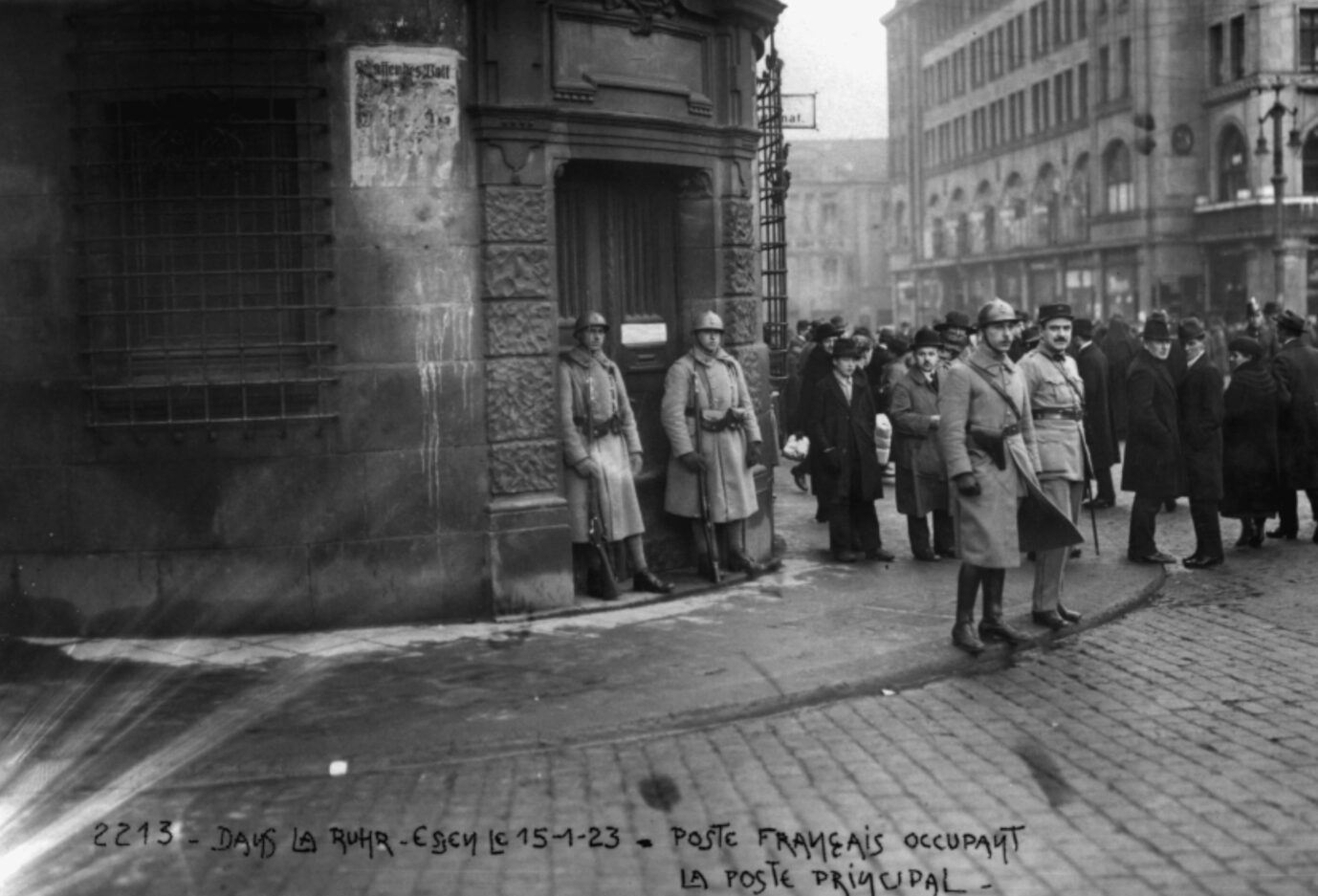 Französische und belgische Soldaten bewachen während der Ruhrbesetzung das Hauptpostamt in Essen. Die Hinrichtung Schlageters verschärfte die Lage.