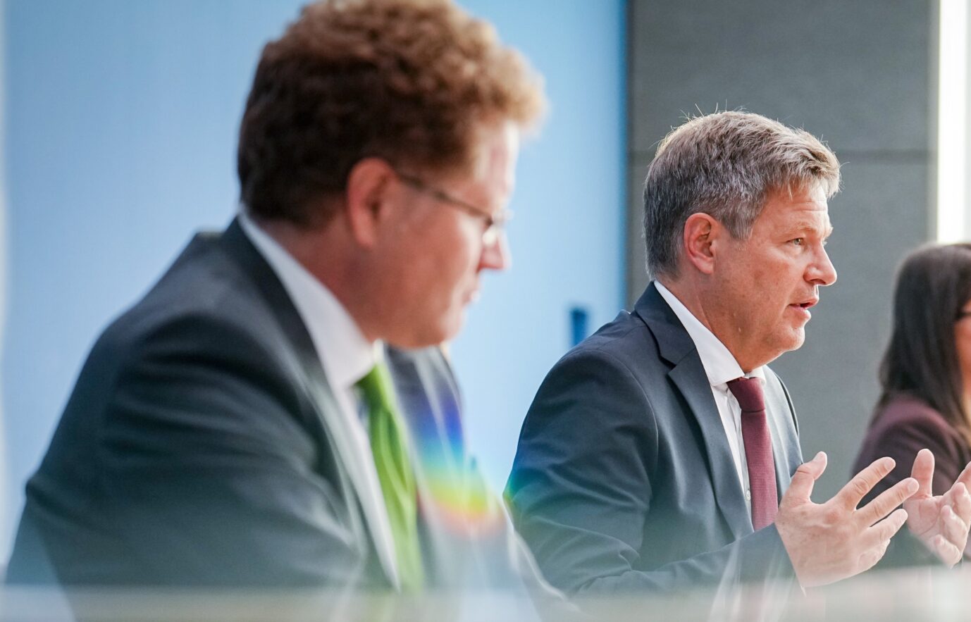 Gebäudeenergiegesetz: Staatssekretär Patrick Graichen (links) und Wirtschaftsminister Robert Habeck (beide Grüne) stehen für ein striktes Heizungsverbot.