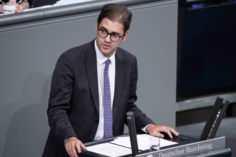 Stephan Pilsinger von der Partei CDU/CSU bei einer Rede im Deutschen Bundestag in Berlin. Er hat eine explizite Meinung zur Notaufnahmegebühr.