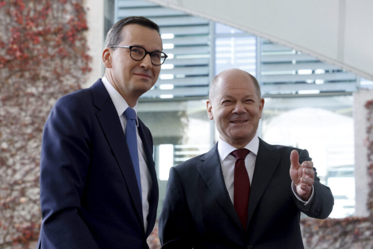 Bundeskanzler Olaf Scholz (SPD, rechts) und Polens Regierungschef Matesuz Morawiecki: Es gibt Zwist zwischen den beiden Ländern