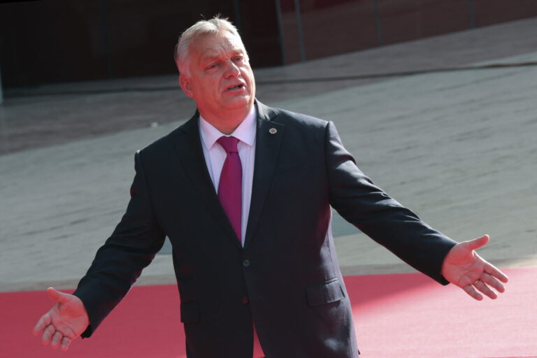Als wollte Ungarns Ministerpräsident Viktor Orban der EU zurufen: "Dann nehmt ihr doch die Schlepper".