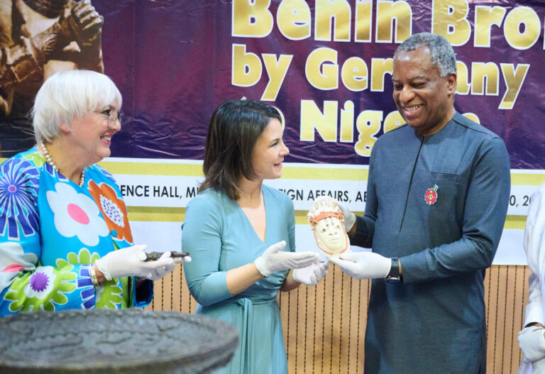 Kulturstaatsministerin Claudia Roth und Außenministerin Annalena Baerbock (beide Grüne) übergeben die Benin-Bronzen im Dezember 2022 an Nigerias Außenminister Geoffrey Onyeama.