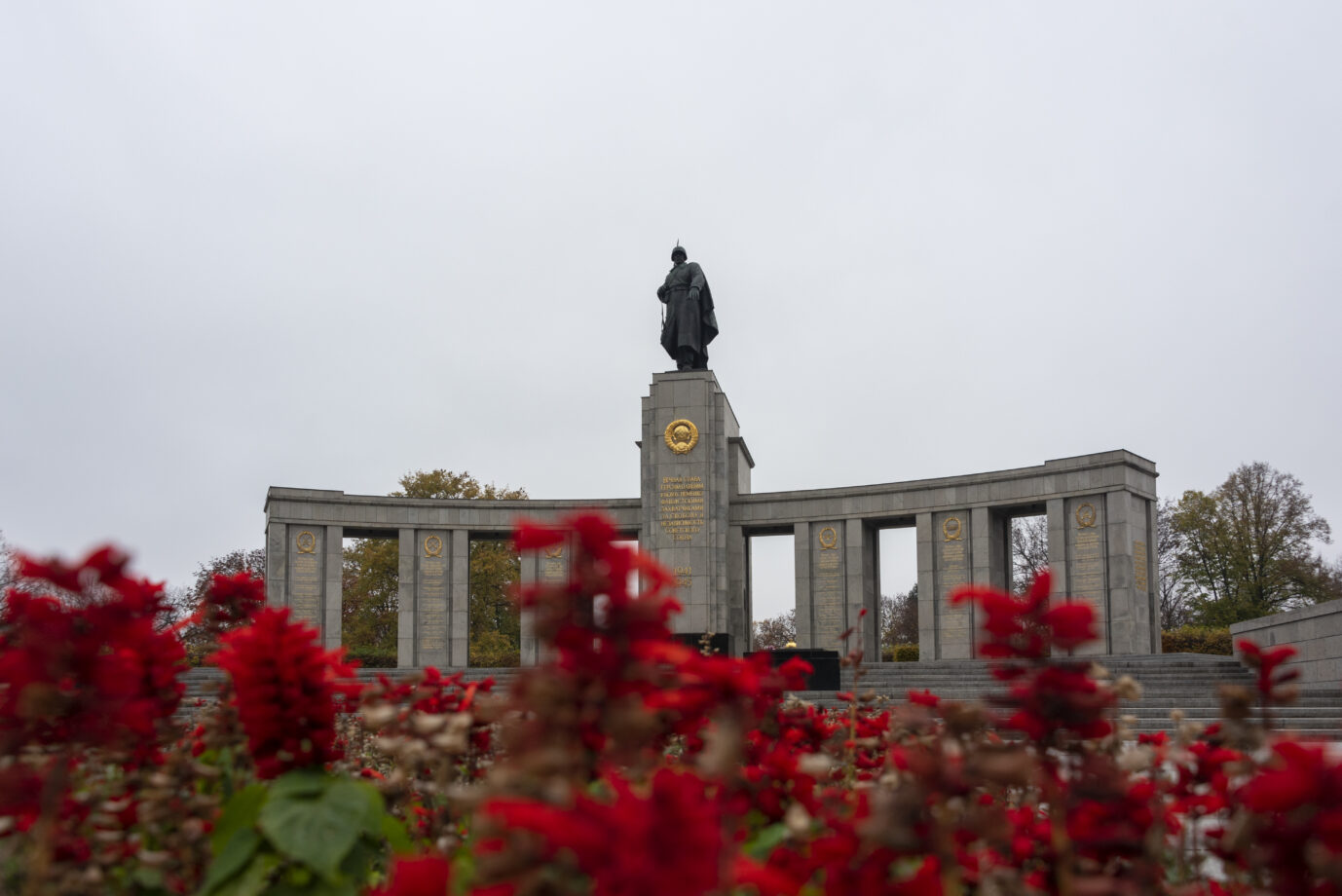 Das Sowjetische Ehrenmal am Berliner Tiergarten an einem trüben Novembertag. Das Ehrenmal wurde am 11. November 1945 mit einer Parade alliierter Truppen eingeweiht. Es erinnert an die rund 80000 Rotarmisten, die in der Schlacht um Berlin ums Leben kamen. Unter unserer Würde.