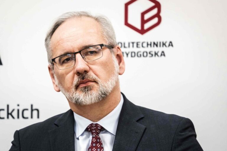 Der polnische Gesundheitsminister Adam Niedzielski. Er kritisiert die Deals zur Impfstofflieferung von Pfizer und BioNTech.