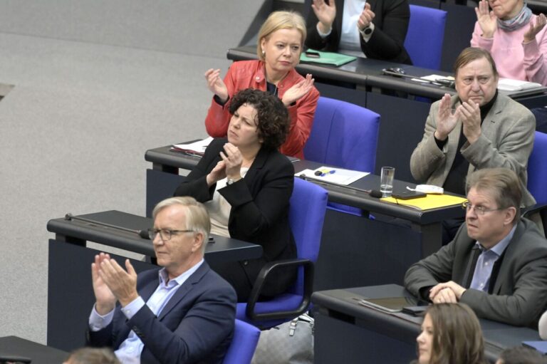 Mitglieder der Linksfraktion sitzen im Bundestag und Klatschen. Vorne im Bild ist Fraktionschef Dietmar Bartsch.