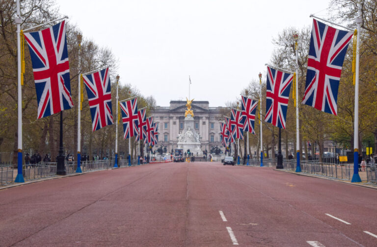 London bereitet sich auf die Krönung von Charles III. vor: Der Glanz der Monarchie ist spürbar.
